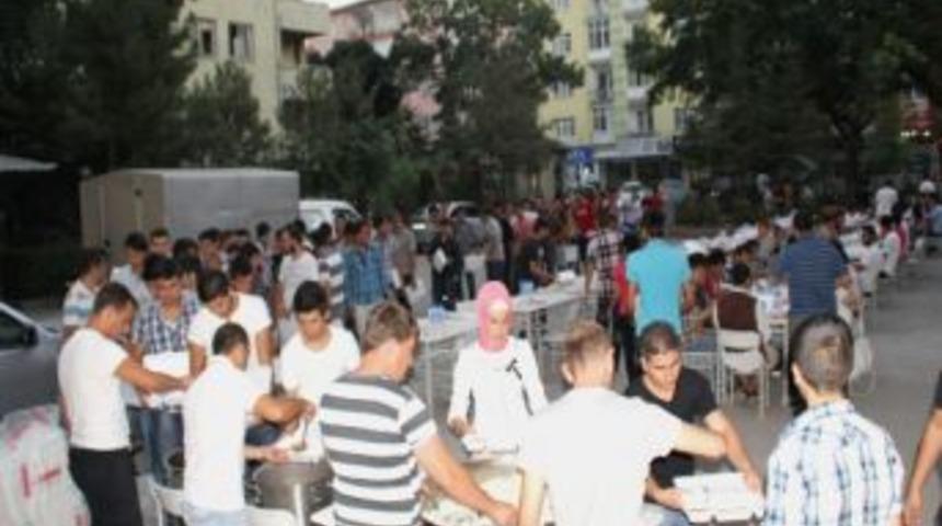 Başkan Din&ccedil;&rsquo;ten &Uuml;niversite &Ouml;ğrencilerine İftar