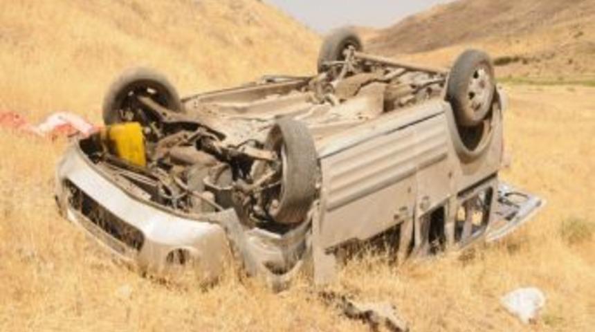 Kamyonet U&ccedil;uruma Yuvarlandı : 1 &Ouml;l&uuml;, 1 Yaralı