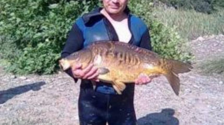 G&ouml;neli Balık&ccedil;ı Sulama Kanalında 18 Kiloluk Sazan Balığı Yakaladı