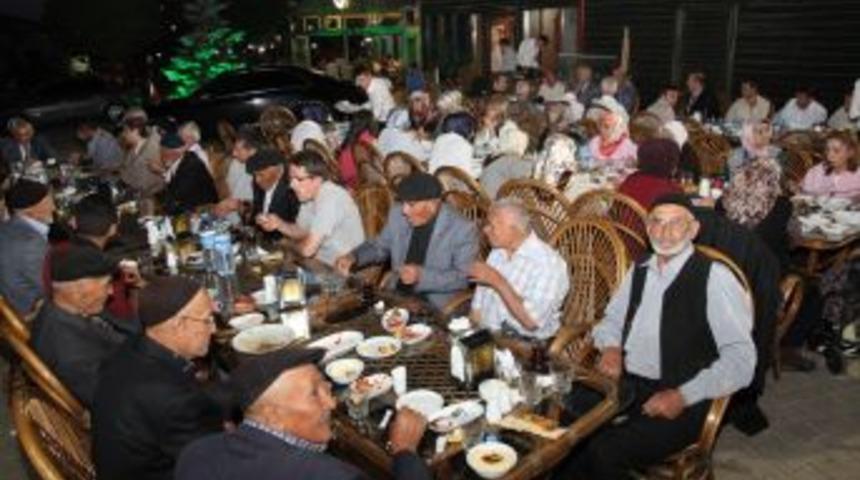 Vali Şent&uuml;rk, Huzurevi Sakinlerine Iftar Verdi