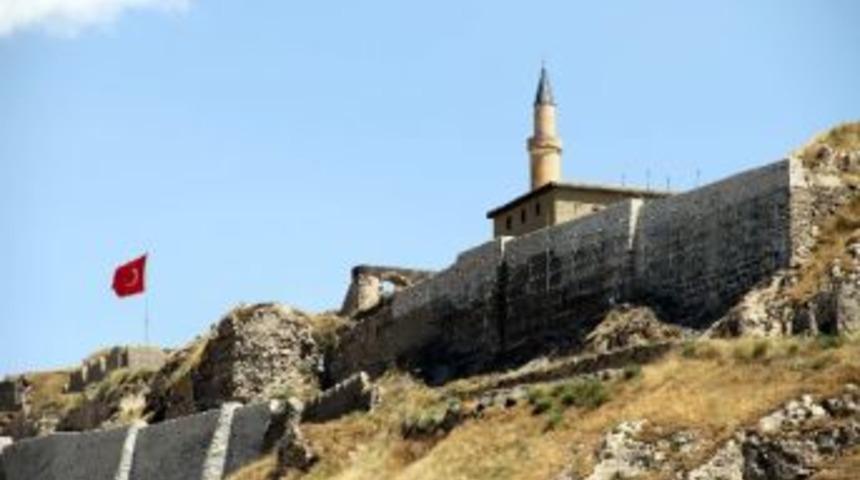 Van Kalesi&rsquo;nde Restorasyon &Ccedil;alışması