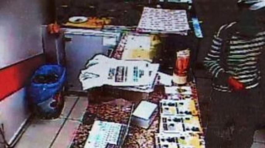 &Ccedil;iğ K&ouml;fteciye Giren İki Ş&uuml;pheli Kasadan Sigara Parası &Ccedil;aldı