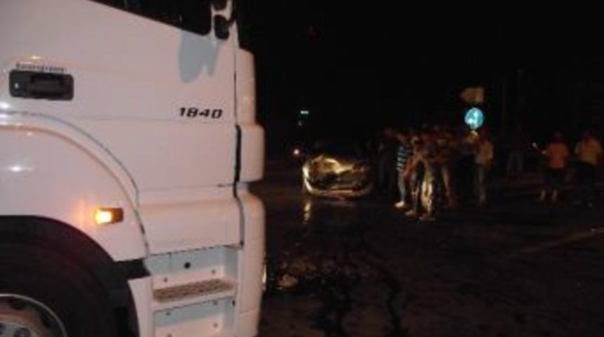 Otomobil Tır&rsquo;la &Ccedil;arpıştı: 5 Yaralı