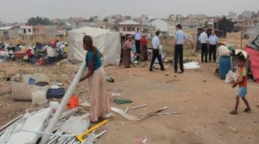 Romanlar Bu Sefer &Ccedil;adırlarını Kendisi Yıktı