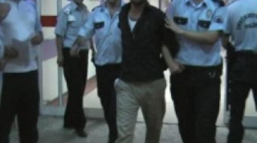 Motosiklet i&ccedil;in polise saldırdı