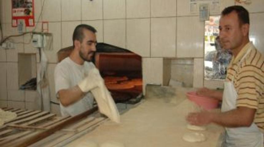 Ramazan Pidesi Fırıncıların Y&uuml;z&uuml;n&uuml; G&uuml;ld&uuml;rd&uuml;
