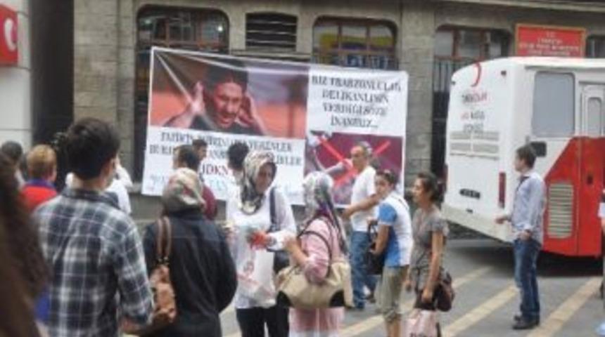 Trabzonspor Taraftarı Fatih Tekke'ye Sevgisini, Burak Yılmaz'a İse Tepkisini Pankartla G&ouml;steriyor