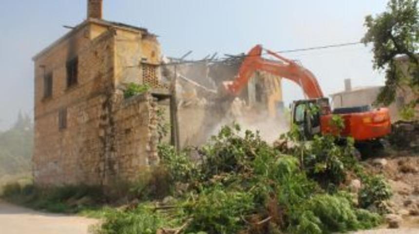 Toroslar, Metruk Binaları Yıkmaya Devam Ediyor