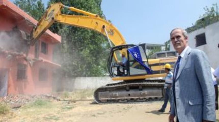 Kamulaştırma &Ccedil;alışmalarıyla Mahallelere Meydan Yapılıyor