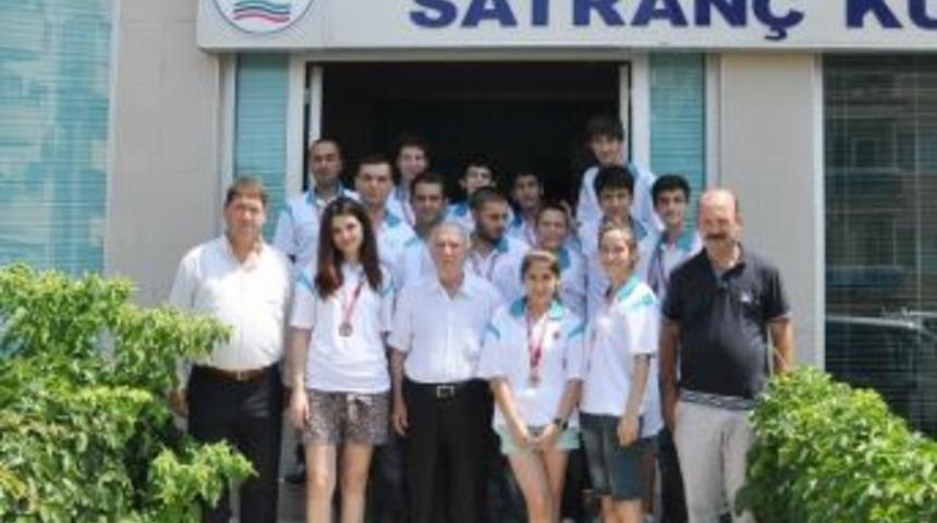 Aliağa Belediye Başkanı Turgut Oğuz, Satran&ccedil;ta T&uuml;rkiye İş Bankası Satran&ccedil; Ligi&rsquo;ne Y&uuml;kselen Aliağa Belediyesi Satran&ccedil; Kul&uuml;b&uuml; Oyuncularını &Ouml;d&uuml;llendirdi