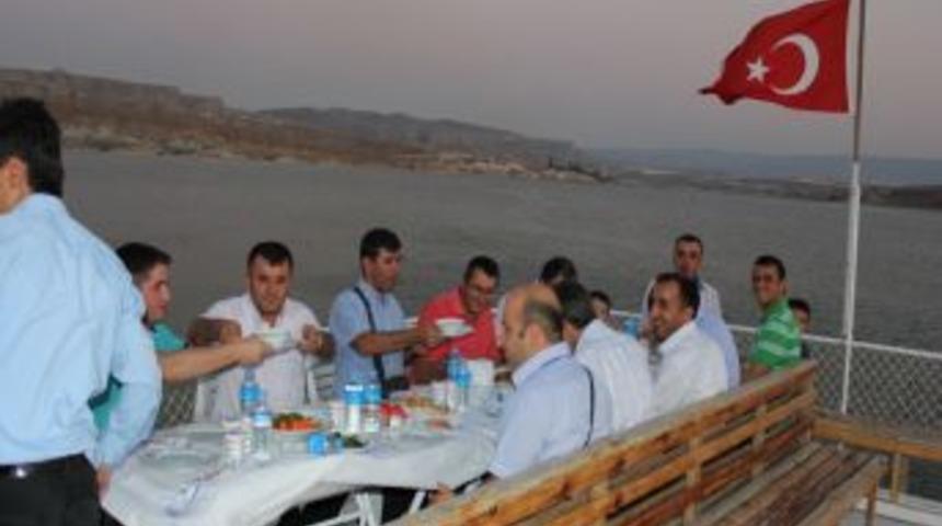 &Ccedil;ayırhanlılar Iftarlarını G&ouml;ldeki Teknede A&ccedil;ıyor
