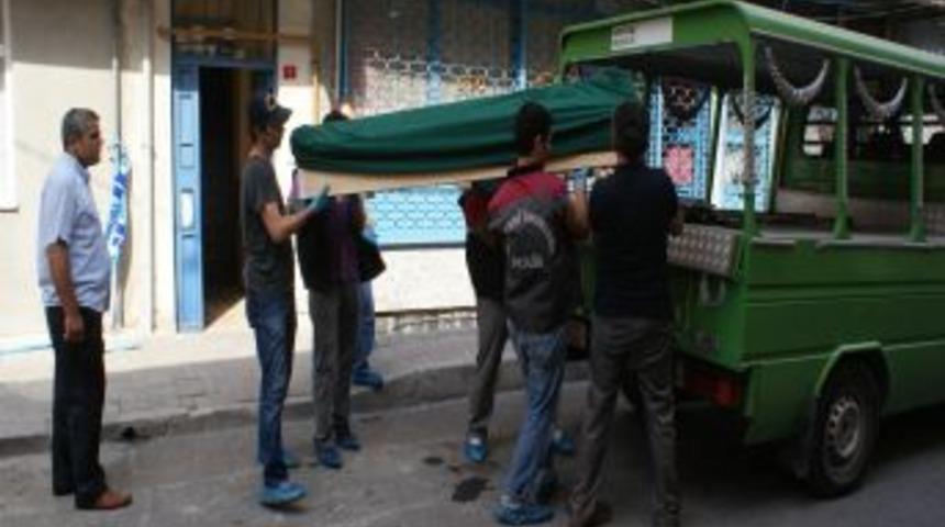 Aldatan karısını bı&ccedil;aklayarak &ouml;ld&uuml;rd&uuml;!