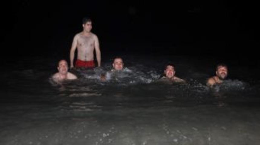 Sıcaktan Bunalan Vatandaşlar Geceleri De Denize Giriyor