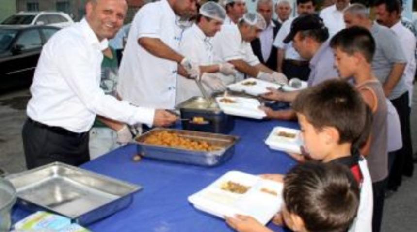 Ak Parti Odunpazarı İl&ccedil;e Teşkilatı G&uuml;ndoğdu Mahallesinde İftar Yemeği Verdi