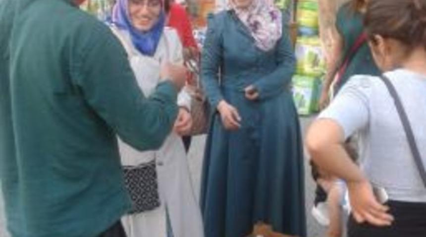 K&uuml;tahya'da Satılan Rengarenk Civcivler Kapışılıyor