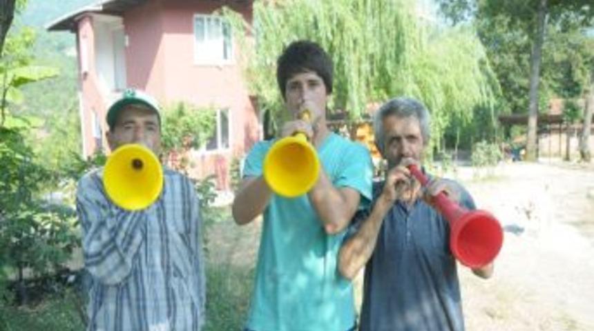 Yabani Hayvanlarla Baş Edemeyen K&ouml;yl&uuml;, &Ccedil;areyi Vuvuzelada Buldu