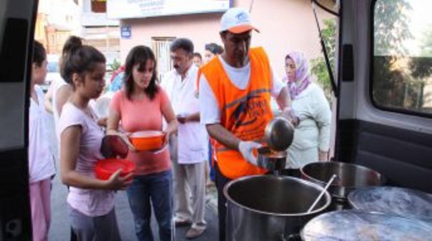 Kimse Yok Mu Derneği, Iftarda Bin Kişiye Sıcak Yemek Dağıtıyor