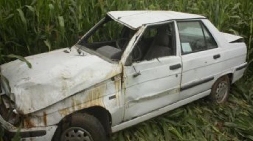 D&uuml;ğ&uuml;n Davetiyesi Dağıtmaya Giden &Ccedil;iftin Aracı Takla Attı: 2 Yaralı