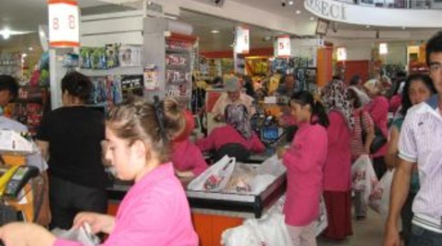 Yardım &Ccedil;ekleri İhtiya&ccedil; Sahiplerinin Y&uuml;z&uuml;n&uuml; G&uuml;ld&uuml;r&uuml;yor