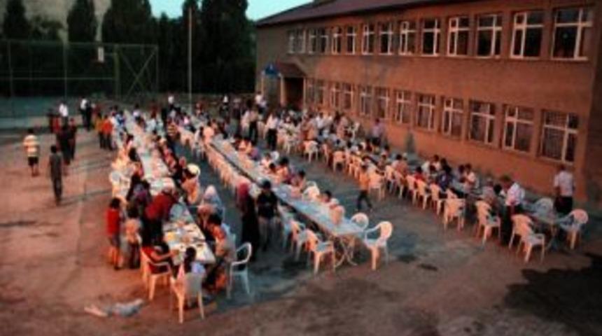 Bitlis Belediyesi'nden Gezici İftar &Ccedil;adırı