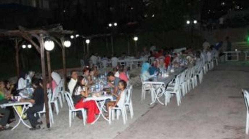 Başkan Aksoy, 100 Dükkanlar Esnafı İle İftarda Buluştu