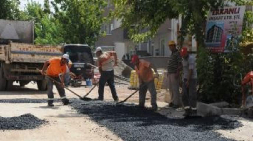 Aşırı Sıcaklara Rağmen Asfalt D&ouml;kmeye Devam Ediyorlar