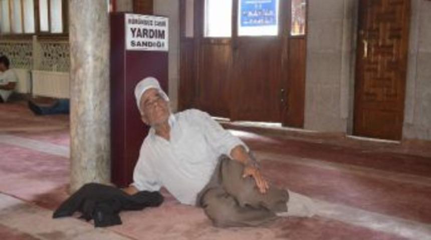 Sıcaktan Bunalan Vatandaşlar Camilere Akın Eti