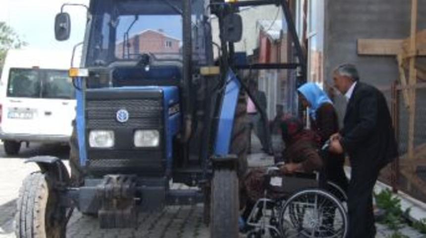 72 Yaşındaki Annesini Traktörle Sağlık Ocağına Getirdi