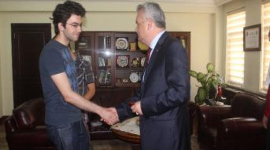 Vali &Ouml;zcan&rsquo;dan Başarılı &Ouml;ğrencilere Altın