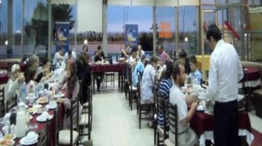Kimse Yok Mu, Yardımda Bulunduğu Ailelere Iftar Verdi