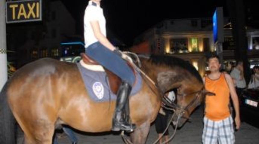 Fethiye'de Atlı Polislere Yoğun İlgi