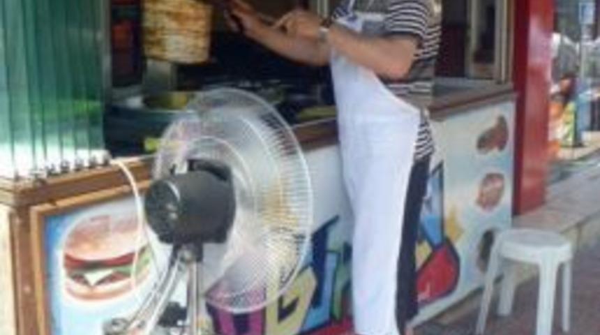 Sıcaktan Bunalan Esnaftan &Ccedil;ift Vantilat&ouml;rl&uuml; &Ccedil;&ouml;z&uuml;m