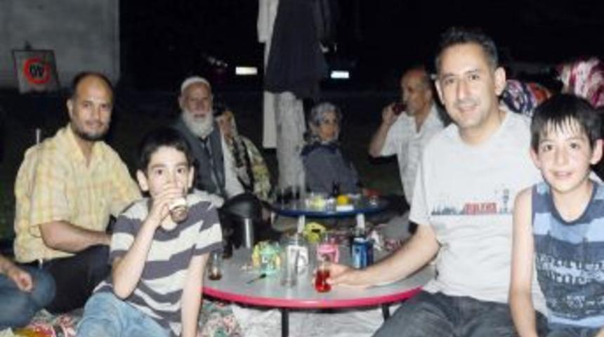 Sıcak Hava, Iftarları A&ccedil;ık Alana Taşıdı