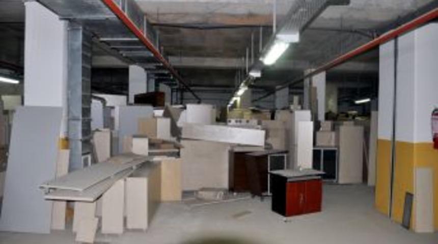 'Van&rsquo;a Yardım Malzemeleri Otoparkta &Ccedil;&uuml;r&uuml;yor' Iddiası