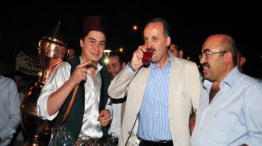 Mamak'ta Ramazan Etkinliklerinde Vatandaşa Osmanlı Şerbeti Ikram Ediliyor