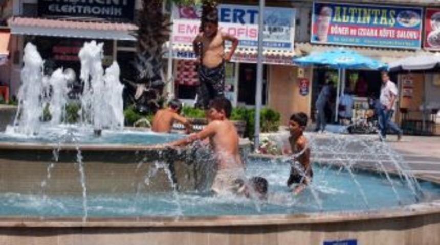 S&ouml;keli &Ccedil;ocuklar S&uuml;s Havuzunu Y&uuml;zme Havuzu Yaptı