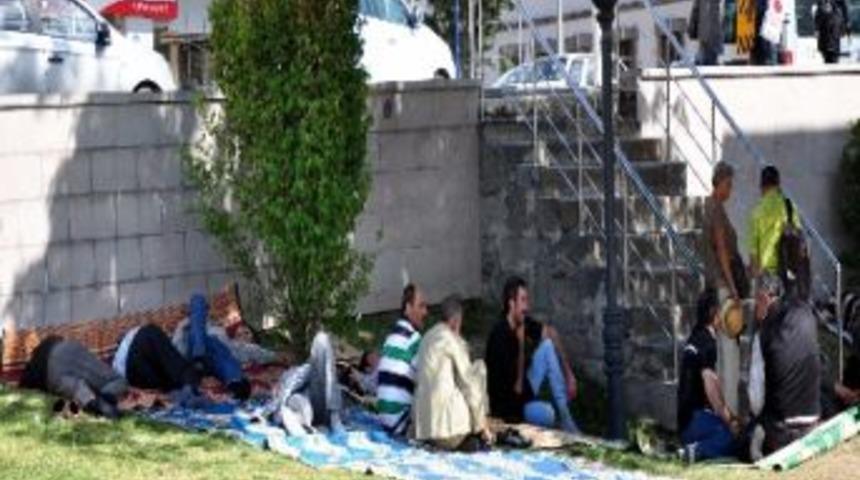 Sıcaktan Bunalan Vatandaşlar G&ouml;lge Alanlara Akın Etti