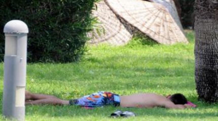 Antalya'da Sıcak Hava Vatandaşları Bunalttı