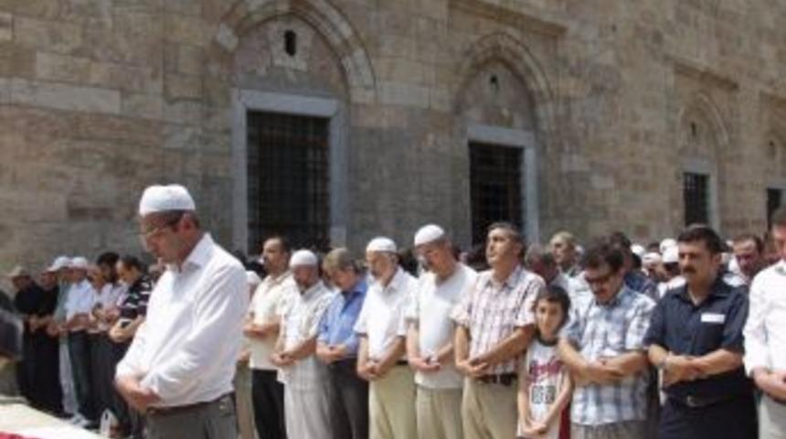 Myanmar'lı M&uuml;sl&uuml;manlar İ&ccedil;in Gıyabi Cenaze Namazı Kıldılar