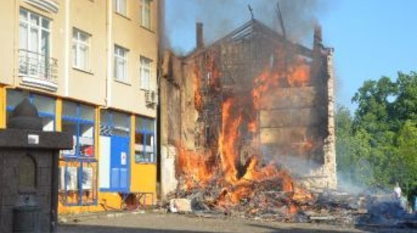 Tarihi Bina Alev Alev Yandı