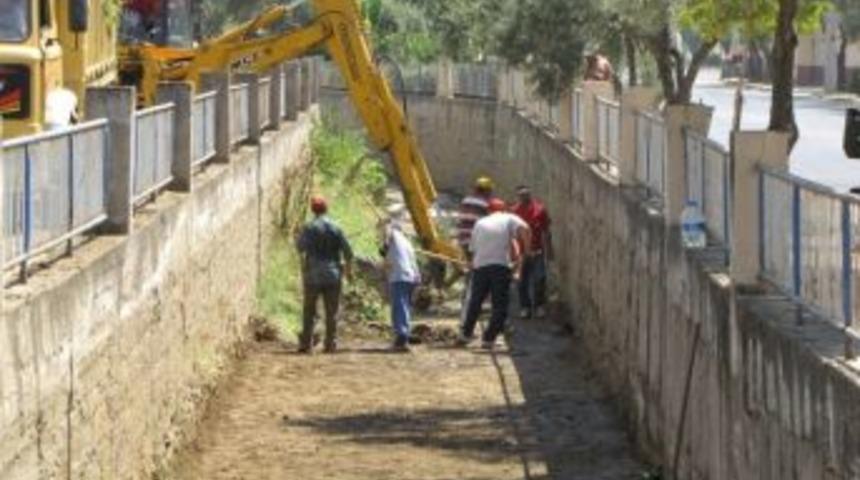 &Ouml;demiş&rsquo;te Dereler Temizleniyor