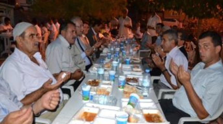 Vali Daşöz Turgut Özal Mahallesinde İftar Yemeğine Katıldı