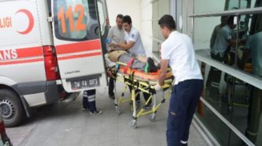 İş&ccedil;i Taşıyan Otob&uuml;s Park Halindeki Tır&rsquo;a &Ccedil;arptı: 10 Yaralı