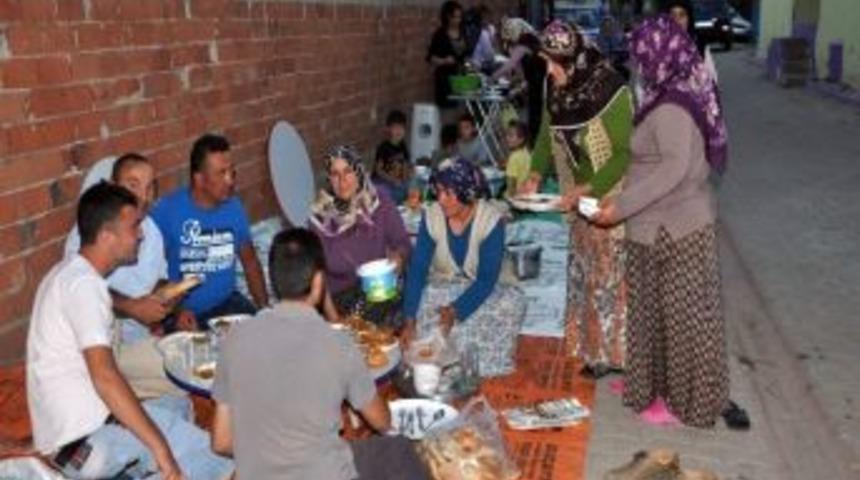 Mahalle Sakinlerinin Yer Sofrasında İftar Keyfi