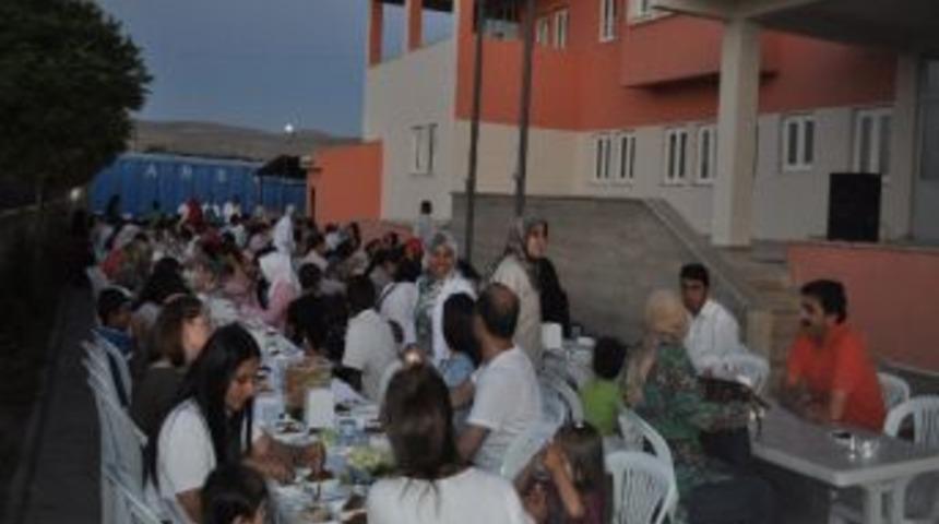 Kurum Personelini İftarını Sevgi Evlerinde Kalan &Ccedil;ocuklarla A&ccedil;tı