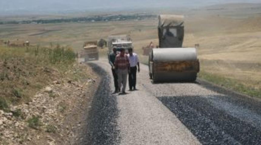 K&ouml;ylerde Asfalt &Ccedil;alışması S&uuml;r&uuml;yor