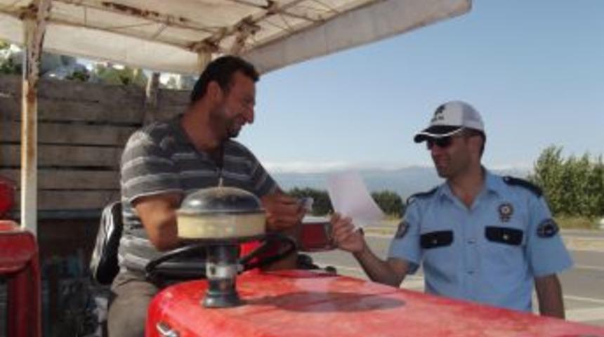 Traktör Sürücülerine Broşürlü Uyarı