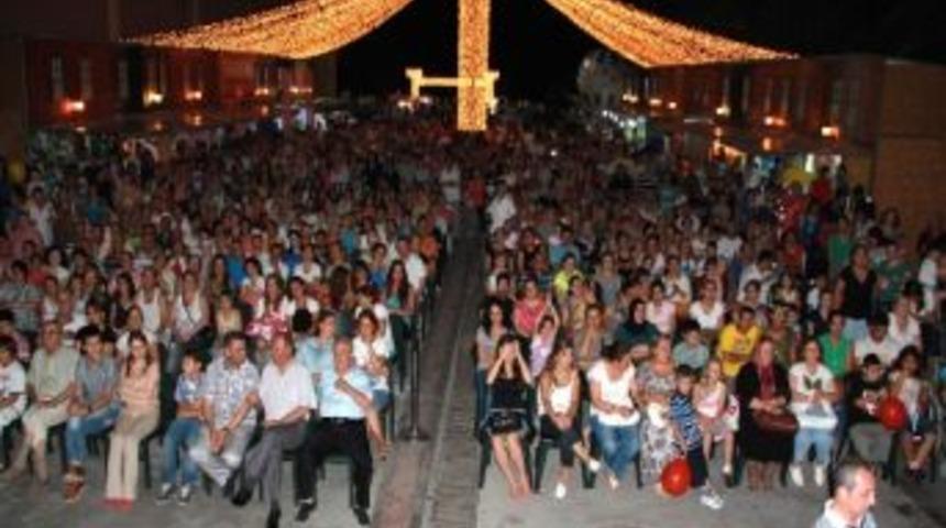 İclal Aydın&rsquo;dan Tek Kişilik G&ouml;steri