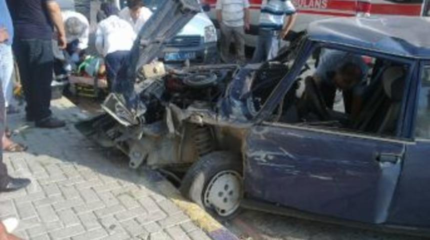 İzmir&rsquo;de Trafik Kazası: 2 Yaralı