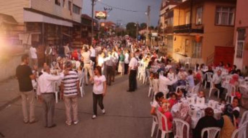 Düzce Valisi Ve Belediye Başkanı Mahalle İftarında